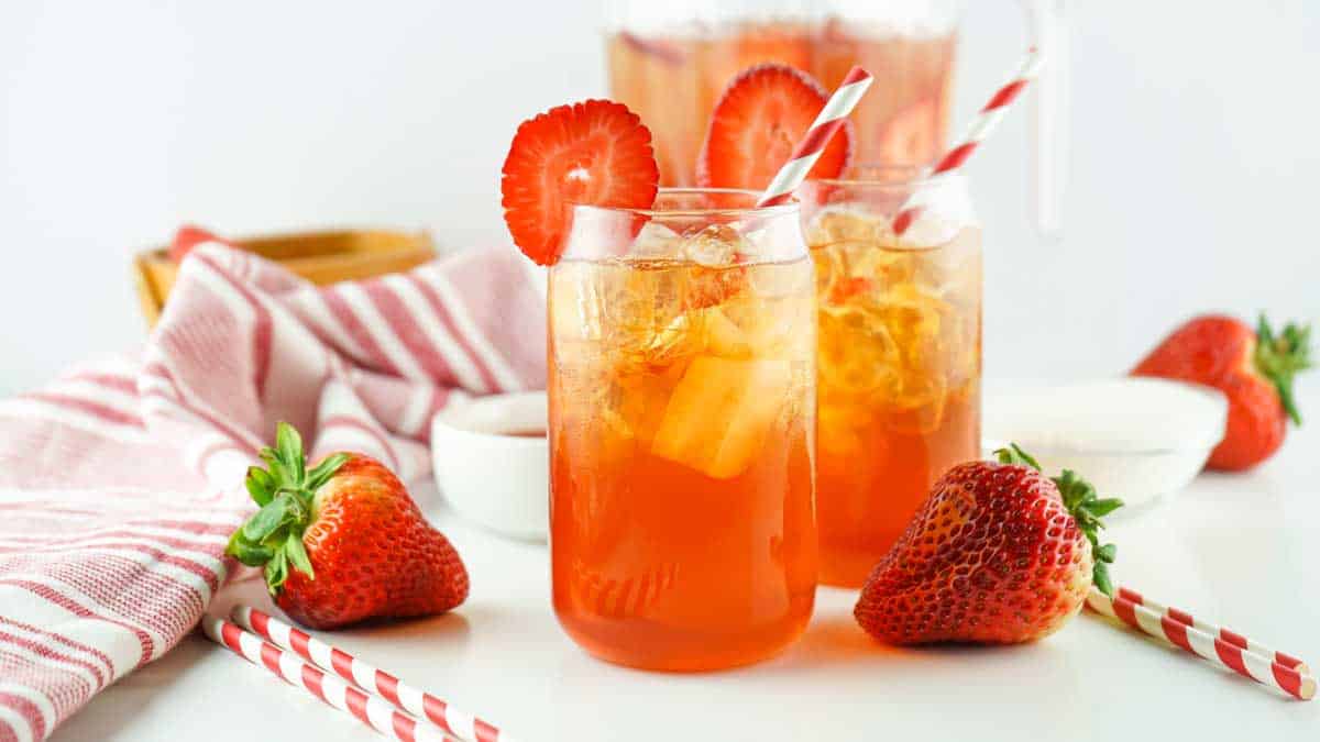 https://www.shakentogetherlife.com/wp-content/uploads/2023/08/Southern-Strawberry-Sweet-Tea.jpg